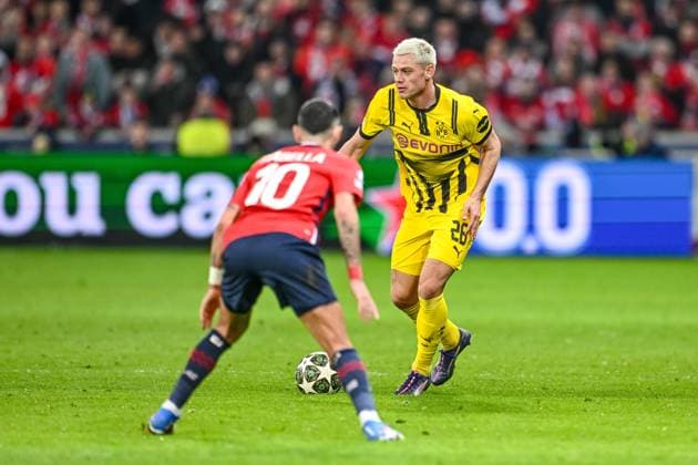 Lille, France, 12.03.2025: Remy Cabella (LOSC Lille) und Julian Ryerson (BV Borussia Dortmund) battle for the ball during the UEFA Champions League 2024 25 Round of 16 Second Leg match between LOSC Lille and Borussia Dortmund at Stade Pierre-Mauroy on March 12, 2025 in Lille, France. (Photo by Harry Langer DeFodi Images)
