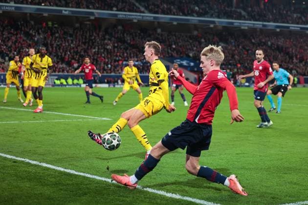 12.03.2025, UEFA Champions League, Achtelfinale, Lille OSC - Borussia Dortmund, v. l. Maximilian Beier (Borussia Dortmund), Hakon Arnar Haraldsson (LOSC Lille), Lille Stade Pierre Mauroy Decathlon Arena Paris xRHR-FOTO DEx Copyright: DennisxEwert RHR-FOTOx RHR-FOTO DE