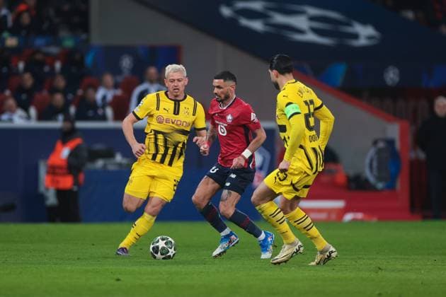 12.03.2025, UEFA Champions League, Achtelfinale, Lille OSC - Borussia Dortmund, v. l. Julian Ryerson (Borussia Dortmund), Remy Cabella (LOSC Lille), Emre Can (Borussia Dortmund), Lille Stade Pierre Mauroy Decathlon Arena Paris xRHR-FOTO DEx Copyright: DennisxEwert RHR-FOTOx RHR-FOTO DE