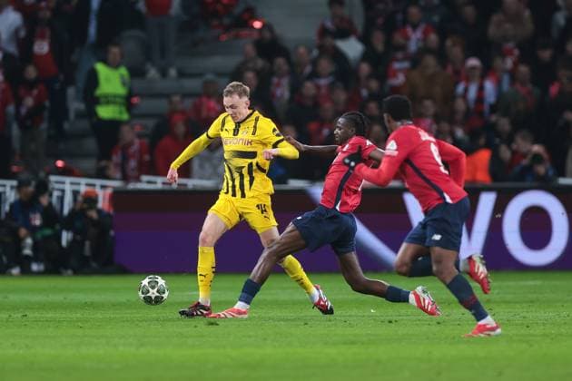 12.03.2025, UEFA Champions League, Achtelfinale, Lille OSC - Borussia Dortmund, v. l. Maximilian Beier (Borussia Dortmund), Ngal Ayel Mukau (LOSC Lille), Lille Stade Pierre Mauroy Decathlon Arena Paris xRHR-FOTO DEx Copyright: DennisxEwert RHR-FOTOx RHR-FOTO DE
