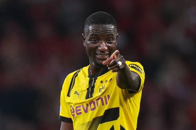 12.03.2025, UEFA Champions League, Achtelfinale, Lille OSC - Borussia Dortmund, Serhou Guirassy (Borussia Dortmund) zeigt auf etwas, Lille Stade Pierre Mauroy Decathlon Arena Paris xRHR-FOTO DEx Copyright: DennisxEwert RHR-FOTOx RHR-FOTO DE