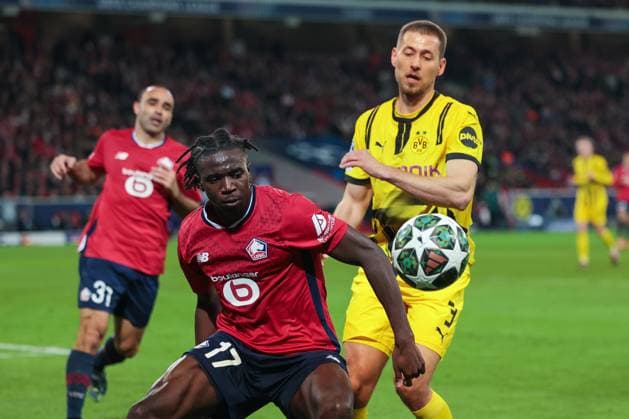 12.03.2025, UEFA Champions League, Achtelfinale, Lille OSC - Borussia Dortmund, v. l. Ngal Ayel Mukau (LOSC Lille), Waldemar Anton (Borussia Dortmund), Lille Stade Pierre Mauroy Decathlon Arena Paris xRHR-FOTO DEx Copyright: DennisxEwert RHR-FOTOx RHR-FOTO DE