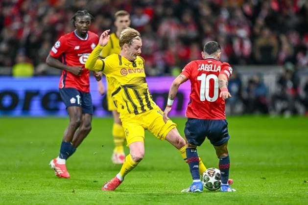 Lille, France, 12.03.2025: Julian Brandt (BV Borussia Dortmund) und Remy Cabella (LOSC Lille) battle for the ball during the UEFA Champions League 2024 25 Round of 16 Second Leg match between LOSC Lille and Borussia Dortmund at Stade Pierre-Mauroy on March 12, 2025 in Lille, France. (Photo by Harry Langer DeFodi Images)