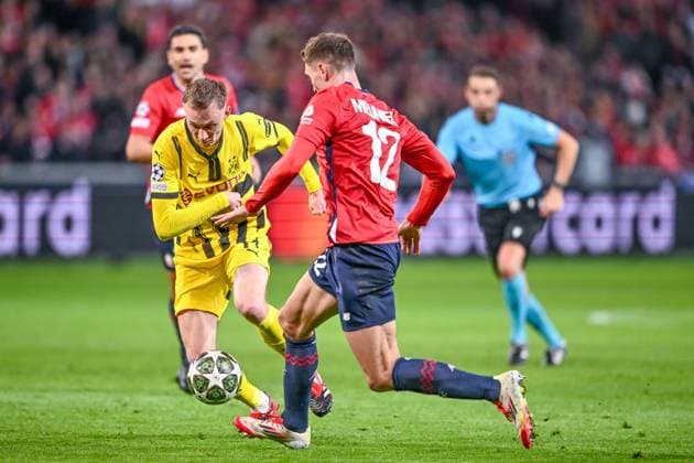 Lille, France, 12.03.2025: Maximilian Beier (BV Borussia Dortmund) und Thomas Meunier (LOSC Lille) battle for the ball during the UEFA Champions League 2024 25 Round of 16 Second Leg match between LOSC Lille and Borussia Dortmund at Stade Pierre-Mauroy on March 12, 2025 in Lille, France. (Photo by Harry Langer DeFodi Images)