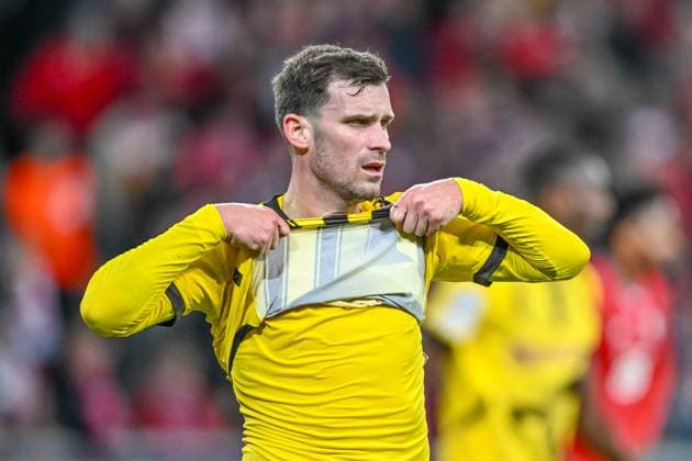 Lille, France, 12.03.2025: Pascal Gross (BV Borussia Dortmund) gestures looks dejected during the UEFA Champions League 2024 25 Round of 16 Second Leg match between LOSC Lille and Borussia Dortmund at Stade Pierre-Mauroy on March 12, 2025 in Lille, France. (Photo by Harry Langer DeFodi Images)