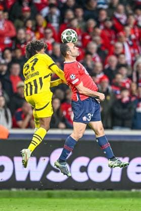 Lille, France, 12.03.2025: Karim Adeyemi (BV Borussia Dortmund) und Ismaily (LOSC Lille) battle for the ball during the UEFA Champions League 2024 25 Round of 16 Second Leg match between LOSC Lille and Borussia Dortmund at Stade Pierre-Mauroy on March 12, 2025 in Lille, France. (Photo by Harry Langer DeFodi Images)