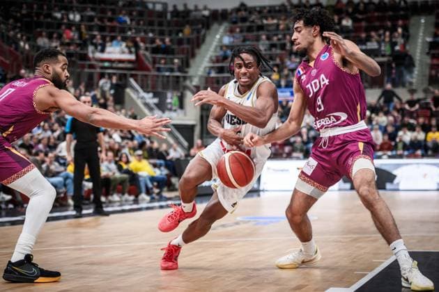 Sport Themen der Woche KW11 Sport Bilder des Tages Ezra Manjon (MHP Riesen Ludwigsburg, 15) zwischen Phil Booth (JDA Bourgogne Dijon, 00, li. und Ilias Kamardine (JDA Bourgogne Dijon, 09) GER, MHP Riesen Ludwigsburg - JDA Bourgogne Dijon, Basketball, FIBA Europe Cup, Finalrunde, Viertelfinale, Spielzeit 2024 2025, 12.03.2025 GER, MHP Riesen Ludwigsburg - JDA Bourgogne Dijon, Basketball, FIBA Europe Cup, Finalrunde, Viertelfinale, Spielzeit 2024 2025, 12.03.2025 Ludwigsburg *** Ezra Manjon MHP Riesen Ludwigsburg, 15 between Phil Booth JDA Bourgogne Dijon, 00, left and Ilias Kamardine JDA Bourgogne Dijon, 09 GER, MHP Riesen Ludwigsburg JDA Bourgogne Dijon, Basketball, FIBA Europe Cup, Final round, quarter-finals, 2024 2025 season, 12 03 2025 GER, MHP Riesen Ludwigsburg JDA Bourgogne Dijon, basketball, FIBA Europe Cup, final round, quarter-finals, 2024 2025 season, 12 03 2025 Ludwigsburg Copyright: xSandyxDinkelackerx EP_SDR