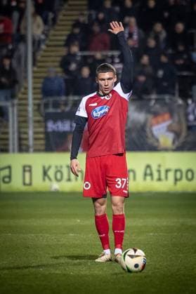3. Liga: FC Viktoria Köln - Rot-Weiß Essen, 12.03.2025 Niklas May (FC Viktoria Köln, 37) zum Freistoß ; Köln, 12.03.2025, 28. Spieltag der 3. Fußball-Liga, FC Viktoria Köln - Rot-Weiß Essen im Sportpark Hoehenberg in Köln. Die DFL-Bestimmungen verbieten die Verwendung von Fotografien als Bildsequenzen und oder Quasi-Videos. Copyright: xBEAUTIFULxSPORTS LeahxKohringx