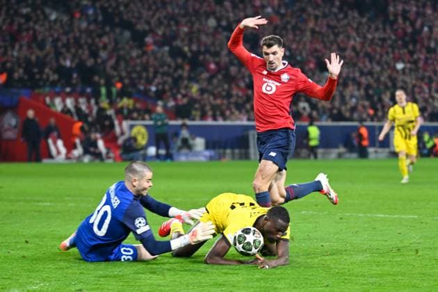 Lille, Stade Pierre Mauroy, 12.03.25, FRA, Herren, UEFA Champions League, Saison 2024-2025, Achtelfinale, OSC Lille - Borussia Dortmund Bild: v.li. im Zweikampf Serhou GUIRASSY (Dortmund) und Thomas MEUNIER (Lille). Elfmeter UEFA regulations prohibit any use of photographs as image sequences and or quasi-video. Hauts-de-France Frankreich