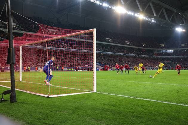 12.03.2025, UEFA Champions League, Achtelfinale, Lille OSC - Borussia Dortmund, Emre Can (Borussia Dortmund) trifft zum 1:1 per Elfmeter gegen Torwart Lucas Chevalier (LOSC Lille), Lille Stade Pierre Mauroy Decathlon Arena Paris xRHR-FOTO DEx Copyright: DennisxEwert RHR-FOTOx RHR-FOTO DE