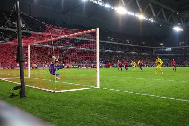 12.03.2025, UEFA Champions League, Achtelfinale, Lille OSC - Borussia Dortmund, Emre Can (Borussia Dortmund) trifft zum 1:1 per Elfmeter gegen Torwart Lucas Chevalier (LOSC Lille), Lille Stade Pierre Mauroy Decathlon Arena Paris xRHR-FOTO DEx Copyright: DennisxEwert RHR-FOTOx RHR-FOTO DE
