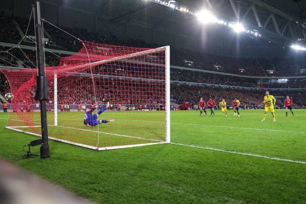 12.03.2025, UEFA Champions League, Achtelfinale, Lille OSC - Borussia Dortmund, Emre Can (Borussia Dortmund) trifft zum 1:1 per Elfmeter gegen Torwart Lucas Chevalier (LOSC Lille), Lille Stade Pierre Mauroy Decathlon Arena Paris xRHR-FOTO DEx Copyright: DennisxEwert RHR-FOTOx RHR-FOTO DE