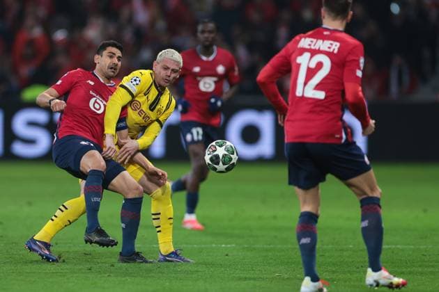 12.03.2025, UEFA Champions League, Achtelfinale, Lille OSC - Borussia Dortmund, v. l. Benjamin Andre (LOSC Lille), Julian Ryerson (Borussia Dortmund), Lille Stade Pierre Mauroy Decathlon Arena Paris xRHR-FOTO DEx Copyright: DennisxEwert RHR-FOTOx RHR-FOTO DE