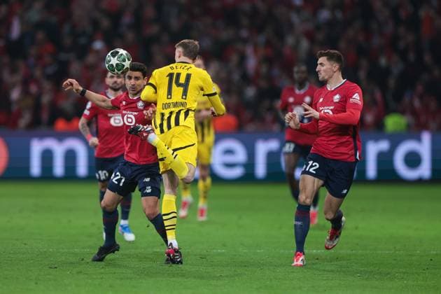 12.03.2025, UEFA Champions League, Achtelfinale, Lille OSC - Borussia Dortmund, v. l. Benjamin Andre (LOSC Lille), Maximilian Beier (Borussia Dortmund), Thomas Meunier (LOSC Lille), Lille Stade Pierre Mauroy Decathlon Arena Paris xRHR-FOTO DEx Copyright: DennisxEwert RHR-FOTOx RHR-FOTO DE