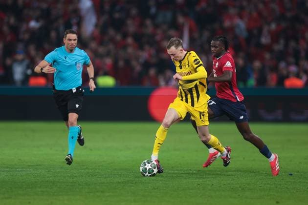 12.03.2025, UEFA Champions League, Achtelfinale, Lille OSC - Borussia Dortmund, v. l. Schiedsrichter Sandro Schärer (SUI), Maximilian Beier (Borussia Dortmund), Ngal Ayel Mukau (LOSC Lille), Lille Stade Pierre Mauroy Decathlon Arena Paris xRHR-FOTO DEx Copyright: DennisxEwert RHR-FOTOx RHR-FOTO DE