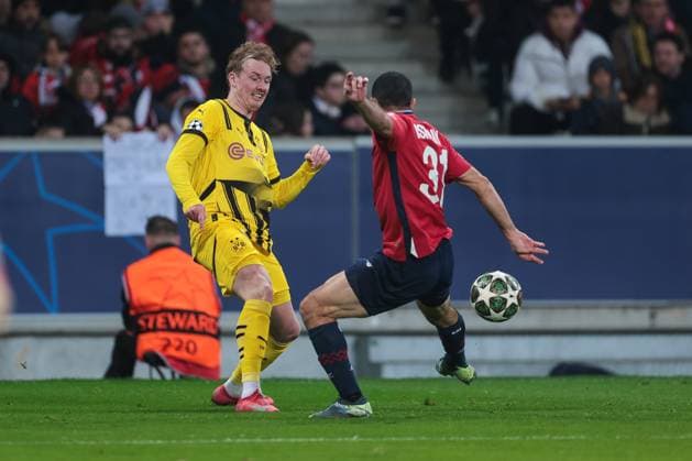 12.03.2025, UEFA Champions League, Achtelfinale, Lille OSC - Borussia Dortmund, v. l. Julian Brandt (Borussia Dortmund), Ismaily (LOSC Lille), Lille Stade Pierre Mauroy Decathlon Arena Paris xRHR-FOTO DEx Copyright: DennisxEwert RHR-FOTOx RHR-FOTO DE