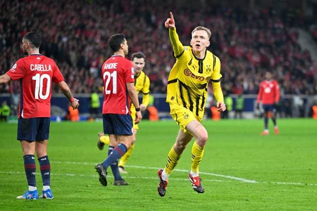 Sport Bilder des Tages Lille, Stade Pierre Mauroy, 12.03.25, FRA, Herren, UEFA Champions League, Saison 2024-2025, Achtelfinale, OSC Lille - Borussia Dortmund Bild: Maximilian BEIER (Dortmund) jubelt nach seinem Tor zum 1:2 UEFA regulations prohibit any use of photographs as image sequences and or quasi-video. Hauts-de-France Frankreich