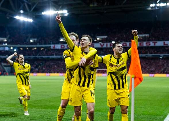 Lille, Stade Pierre Mauroy, 12.03.2025: Maximilian Beier of Dortmund celebrates scoring the 2:1 goal with Pascal Gross of Dortmund during the match of the Championsleague Round 16 between Lille OSC v. Borussia Dortmund.