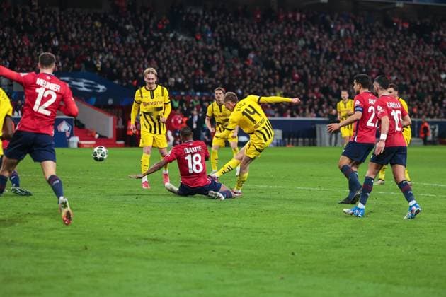12.03.2025, UEFA Champions League, Achtelfinale, Lille OSC - Borussia Dortmund, Maximilian Beier (Borussia Dortmund) trifft zum 1:2, Lille Stade Pierre Mauroy Decathlon Arena Paris xRHR-FOTO DEx Copyright: DennisxEwert RHR-FOTOx RHR-FOTO DE