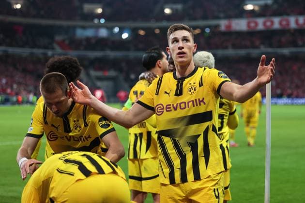 12.03.2025, UEFA Champions League, Achtelfinale, Lille OSC - Borussia Dortmund, Nico Schlotterbeck (Borussia Dortmund) heizt die Fans an, Lille Stade Pierre Mauroy Decathlon Arena Paris xRHR-FOTO DEx Copyright: DennisxEwert RHR-FOTOx RHR-FOTO DE