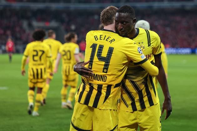 12.03.2025, UEFA Champions League, Achtelfinale, Lille OSC - Borussia Dortmund, v. l. Maximilian Beier (Borussia Dortmund), Serhou Guirassy (Borussia Dortmund) bejubeln das Tor zum 1:2, Lille Stade Pierre Mauroy Decathlon Arena Paris xRHR-FOTO DEx Copyright: DennisxEwert RHR-FOTOx RHR-FOTO DE