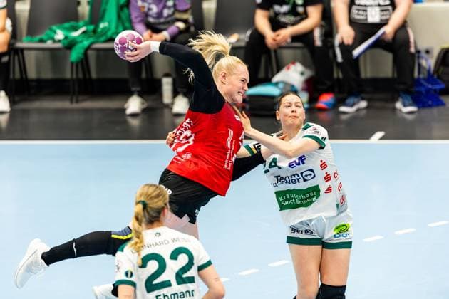Sport Themen der Woche KW11 Sport Bilder des Tages 12.03.2025, GER, Handball, Frauen, Saison 2024 2025, 1.BL, 21.Spieltag, Thueringer HC - Frisch Auf Goeppingen Luisa Scherer (Frisch Auf Goeppingen) Johanna Reichert (Thueringer HC,29) 99947 Bad Langensalza Salza Halle Sporthalle Mehrz Thüringen Deutschland *** 12 03 2025, GER, Handball, Women, Season 2024 2025, 1 BL, 21 Matchday, Thueringer HC Frisch Auf Goeppingen Luisa Scherer Frisch Auf Goeppingen Johanna Reichert Thueringer HC,29 99947 Bad Langensalza Salza Halle Sporthalle Mehrz Thüringen Germany