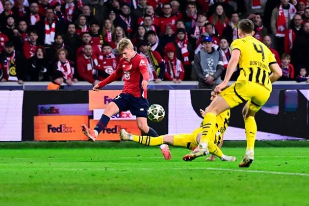 FOOTBALL : Lille vs Borussia Dortmund - Ligue des Champions - 12 03 2025 Hakon HARALDSSON ( 7 - Lille ) and Nico Schlotterbeck ( 4 - Borussia Dortmund ) during UEFA Champions League match between Lille OSC and Borussia Dortmund at Stade Pierre Mauroy on March 12, 2025 in Lille, France. ( Photo by Dante Badano PsnewZ ) - LilleFrance  Copyright: xDantexBadanox