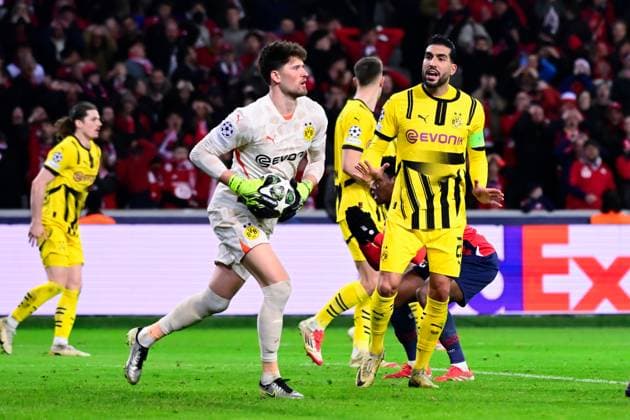 FOOTBALL : Lille vs Borussia Dortmund - Ligue des Champions - 12 03 2025 Gregor Kobel ( 1 - Borussia Dortmund ) Jonathan David ( 9 - Lille ) during UEFA Champions League match between Lille OSC and Borussia Dortmund at Stade Pierre Mauroy on March 12, 2025 in Lille, France. ( Photo by Dante Badano PsnewZ ) - LilleFrance  Copyright: xDantexBadanox