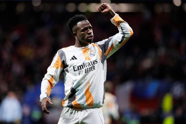 UEFA champions league - Atletico de Madrid vs Real Madrid MADRID,SPAIN - 12 March: Vinicius jr of Real Madrid greet fans during UEFA champions league 2024 25 round of 16 second leg match between Atletico de Madrid and Real Madrid at Riyadh Air Metropolitano Stadium. (Photo by Guillermo Martinez) Madrid Riyadh Air Metropolitano Stadium Spain Copyright: xGuillermoxMartinezx