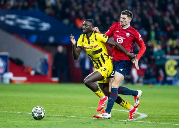 Lille, Stade Pierre Mauroy, 12.03.2025: Serhou Guirassy of Dortmund falls against Thomas Meunier of Lille na dgets penalty during the match of the Championsleague Round 16 between Lille OSC v. Borussia Dortmund.