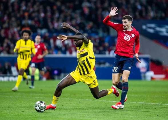 Lille, Stade Pierre Mauroy, 12.03.2025: Serhou Guirassy of Dortmund falls against Thomas Meunier of Lille na dgets penalty during the match of the Championsleague Round 16 between Lille OSC v. Borussia Dortmund.