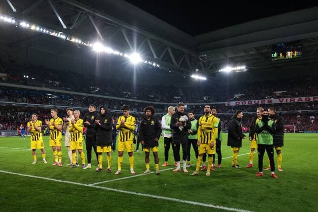 12.03.2025, UEFA Champions League, Achtelfinale, Lille OSC - Borussia Dortmund, Die Spieler des BVB freuen sich zusammen über den Einzug ins Viertelfinale und feiern mit den Fans, Lille Stade Pierre Mauroy Decathlon Arena Paris xRHR-FOTO DEx Copyright: DennisxEwert RHR-FOTOx RHR-FOTO DE