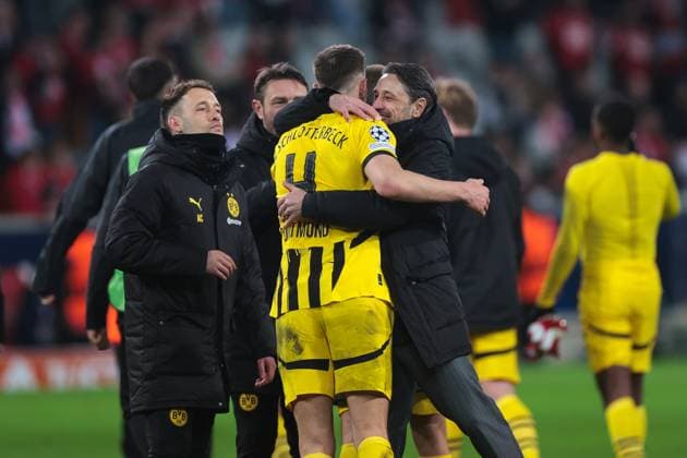12.03.2025, UEFA Champions League, Achtelfinale, Lille OSC - Borussia Dortmund, v. l. Standard-Trainer Alex Clapham (Borussia Dortmund), Co-Trainer Robert Kovac (Borussia Dortmund), Nico Schlotterbeck (Borussia Dortmund), Trainer Niko Kovac (Borussia Dortmund) umarmen sich, Lille Stade Pierre Mauroy Decathlon Arena Paris xRHR-FOTO DEx Copyright: DennisxEwert RHR-FOTOx RHR-FOTO DE