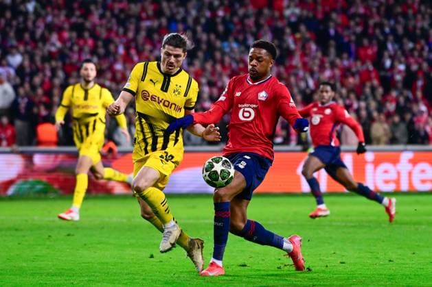 FOOTBALL : Lille vs Borussia Dortmund - Ligue des Champions - 12 03 2025 Chuba Amechi Akpom ( 24 - Lille ) and Marcel Sabitzer ( 20 - Borussia Dortmund ) during UEFA Champions League match between Lille OSC and Borussia Dortmund at Stade Pierre Mauroy on March 12, 2025 in Lille, France. ( Photo by Dante Badano PsnewZ ) - LilleFrance  Copyright: xDantexBadanox