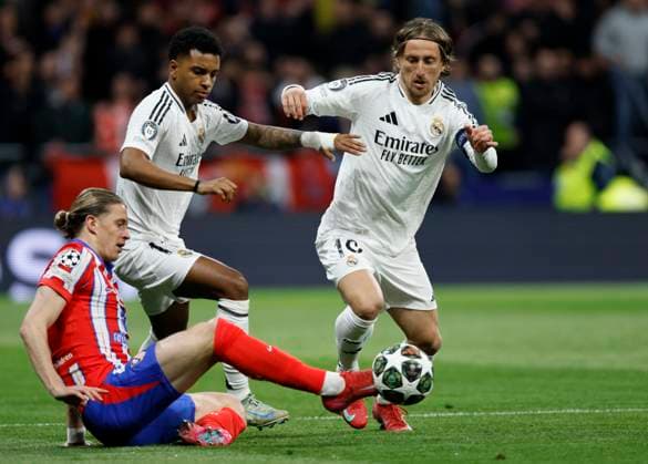 Atletico de Madrid v Real Madrid C.F. - UEFA Champions League 2024 25 Round of 16 Second Leg Conor Gallagher of Atletico Madrid, Rodrygo of Real Madrid CF and Luka Modric of Real Madrid CF challenge during the UEFA Champions League 2024 25 UEFA Champions League 2024 25 Round of 16 second leg match between Atletico de Madrid and Real Madrid C.F. at Estadio Civitas Metropolitano on March 12, 2025 in Madrid, Spain. Madrid Estadio Metropolitano Spain Spain Copyright: xRichardxSellers Sportsphoto APLx 14061008