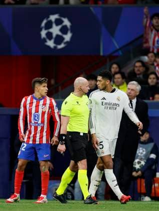 Atletico de Madrid v Real Madrid C.F. - UEFA Champions League 2024 25 Round of 16 Second Leg Giuliano Simeone of Atletico Madrid, Referee Szymon Marciniak and Jude Bellingham of Real Madrid CF in incident during the UEFA Champions League 2024 25 UEFA Champions League 2024 25 Round of 16 second leg match between Atletico de Madrid and Real Madrid C.F. at Estadio Civitas Metropolitano on March 12, 2025 in Madrid, Spain. Madrid Estadio Metropolitano Spain Spain Copyright: xRichardxSellers Sportsphoto APLx 14061018