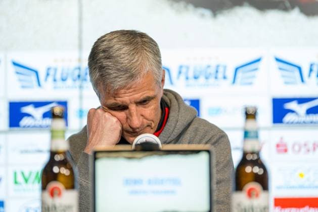 Sport Themen der Woche KW11 Sport Bilder des Tages Rostock, Deutschland 12. März 2025: 3. Liga - 2024 2025 - FC Hansa Rostock vs. Erzgebirge Aue Im Bild: Trainer Jens Härtel Haertel (Erzgebirge Aue) in der Pressekonferenz DFB regulations prohibit any use of photographs as image sequences and or quasi-video. *** Rostock, Germany March 12, 2025 3 Liga 2024 2025 FC Hansa Rostock vs Erzgebirge Aue In the picture coach Jens Härtel Haertel Erzgebirge Aue in the press conference DFB regulations prohibit any use of photographs as image sequences and or quasi video Copyright: xFotostandx xVoelkerx