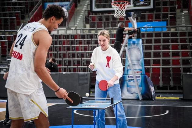 Sport Themen der Woche KW11 Sport Bilder des Tages Annett Kaufmann, Deutsche Tischtennisspielerin spielt Mini-Tischtennis mit Brandon Tischler (MHP Riesen Ludwigsburg, 24) GER, MHP Riesen Ludwigsburg - JDA Bourgogne Dijon, Basketball, FIBA Europe Cup, Finalrunde, Viertelfinale, Spielzeit 2024 2025, 12.03.2025 GER, MHP Riesen Ludwigsburg - JDA Bourgogne Dijon, Basketball, FIBA Europe Cup, Finalrunde, Viertelfinale, Spielzeit 2024 2025, 12.03.2025 Ludwigsburg *** Annett Kaufmann, German table tennis player plays mini table tennis with Brandon Tischler MHP Riesen Ludwigsburg, 24 GER, MHP Riesen Ludwigsburg JDA Bourgogne Dijon, basketball, FIBA Europe Cup, final round, quarter-finals, 2024 2025 season, 12 03 2025 GER, MHP Riesen Ludwigsburg JDA Bourgogne Dijon, basketball, FIBA Europe Cup, final round, quarter-finals, 2024 2025 season, 12 03 2025 Ludwigsburg Copyright: xSandyxDinkelackerx EP_SDR