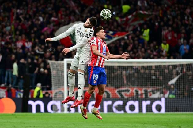 Julian Alvarez 19 (Atletico Madrid) im Zweikampf, Aktion, mit Federico Valverde 8 ( Madrid ), Atletico Madrid vs. Real Madrid , Fussball, Champions League, Achtelfinale Rueckspiel, 12.03.2025 Madrid Madrid Spanien