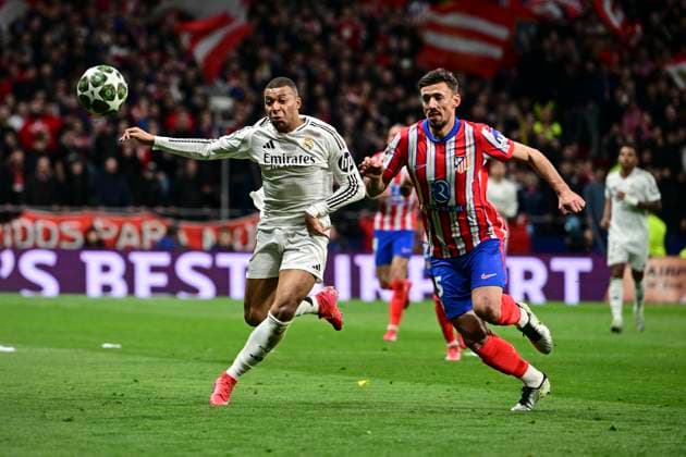 Kylian Mbappe 9 ( Madrid ) im Zweikampf, Aktion, mit Rodrigo de Paul 5 (Atletico Madrid), Atletico Madrid vs. Real Madrid , Fussball, Champions League, Achtelfinale Rueckspiel, 12.03.2025 Madrid Madrid Spanien