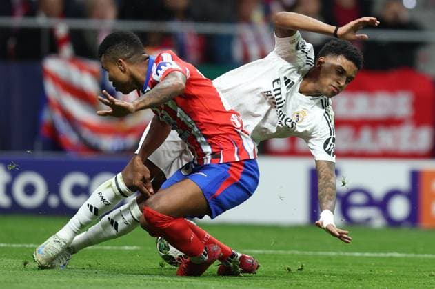 ESP: Atletico de Madrid - Real Madrid. UEFA Champions League match. Round of 16. Second Leg. Rodrygo Goes of Real Madrid and Reinildo Mandava of Atletico de Madrid during the UEFA Champions League match, Round of 16, second leg, between Atletico de Madrid and Real Madrid played at Riyadh Air Metropolitano Stadium on March 12, 2025 in Madrid Spain. kpng Copyright: xAntonioxPozox xPRESSINPHOTOx AP_250312_ATL_RMA_UCL_067