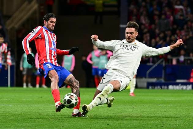 Rodrigo de Paul 5 (Atletico Madrid) im Zweikampf, Aktion, mit Raul Asencio 35 ( Madrid ), Atletico Madrid vs. Real Madrid , Fussball, Champions League, Achtelfinale Rueckspiel, 12.03.2025 Madrid Madrid Spanien