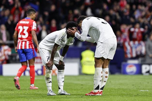 Vinicius Junior of Real Madrid (L) shows a look of dejection Atletico Madrid v Real Madrid, UEFA Champions League, Round of 16, Second Leg, Football, Riyadh Air Metropolitano Stadium, Madrid, Spain - 12 Mar 2025 EDITORIAL USE ONLY No use with unauthorised audio, video, data, fixture lists, club league logos or live services. Online in-match use limited to 120 images, no video emulation. No use in betting, games or single club league player publications. Copyright: xRubenxAlbarran Shutterstockx 15188186av