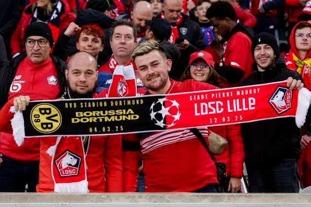 Lille, France - March 12: Lille supporters having fun during the UEFA Champions League 2024 25 Round of 16 Second Leg match between LOSC Lille and Borussia Dortmund at Stade Pierre Mauroy on March 12, 2025 in Lille, France. Lille Stade Pierre Mauroy France Copyright: xJustPictures.ch AntonioxBorgax jp-en-EuSpIm-AB5_Dortmund_Lille_12Mar2025_FR091
