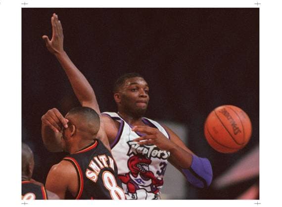 March 26, 1996, Toronto, On, Canada: p>(CPT 115) TORONTO, Mar. 26 öÄi Toronto Raptors centre Oliver Miller makes a pass around the head of an unsuspecting Atlanta Hawks guard Steve Smith during first quarter NBA, Basketball Herren, USA action in Toronto Tuesday night.(CP PHOTO) 1996 (stf- )fng< p> DON T LOOK NOW  - ZUMAc35_ 19960326_zaf_c35_001 Copyright: xFrankxGunnx