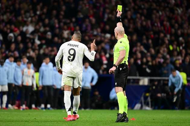 Gelbe Karte für Kylian Mbappe 9 ( Madrid ), Atletico Madrid vs. Real Madrid , Fussball, Champions League, Achtelfinale Rueckspiel, 12.03.2025 Madrid Madrid Spanien