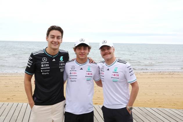 13.03.2025, Albert Park Circuit, Melbourne, FORMULA 1 LOUIS VUITTON AUSTRALIAN GRAND PRIX 2025 ,im Bild George Russell (GBR), Mercedes-AMG Petronas Formula One Team, Andrea Kimi Antonelli (ITA), Testfahrer Valtteri Bottas (FIN), Mercedes-AMG Petronas Formula One Team (Photo by Hasan Bratic DeFodi Images)