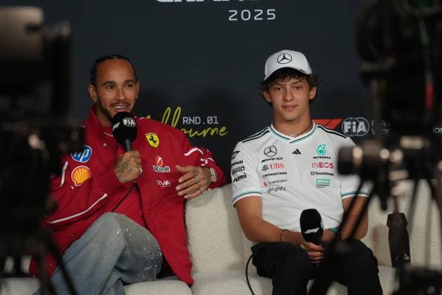 13.03.2025, Albert Park Circuit, Melbourne, FORMULA 1 LOUIS VUITTON AUSTRALIAN GRAND PRIX 2025 ,im Bild Lewis Hamilton (GBR), Scuderia Ferrari HP, Andrea Kimi Antonelli (ITA), Mercedes-AMG Petronas Formula One Team (Photo by Hasan Bratic DeFodi Images)