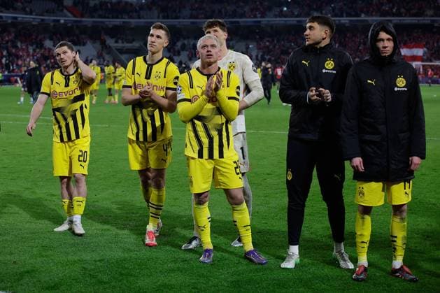 March 12, 2025, Villeneuve-D ascq, France, Marcel Sabitzer (Borussia Dortmund), Nico Schlotterbeck (Borussia Dortmund) and Julian Ryerson (Borussia Dortmund) applauds the fans after the match the UEFA Champions League match between OSC Lille and Borussia Dortmund Copyright: AntonioxBorga