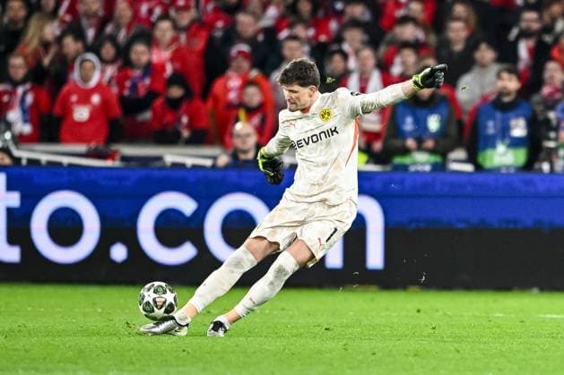 Torwart Gregor Kobel (BV Borussia Dortmund) controls the Ball during the UEFA Champions League 2024 25 Round of 16 Second Leg match between LOSC Lille and Borussia Dortmund at Stade Pierre-Mauroy on March 12, 2025 in Lille, France. (Photo by Harry Langer DeFodi Images)